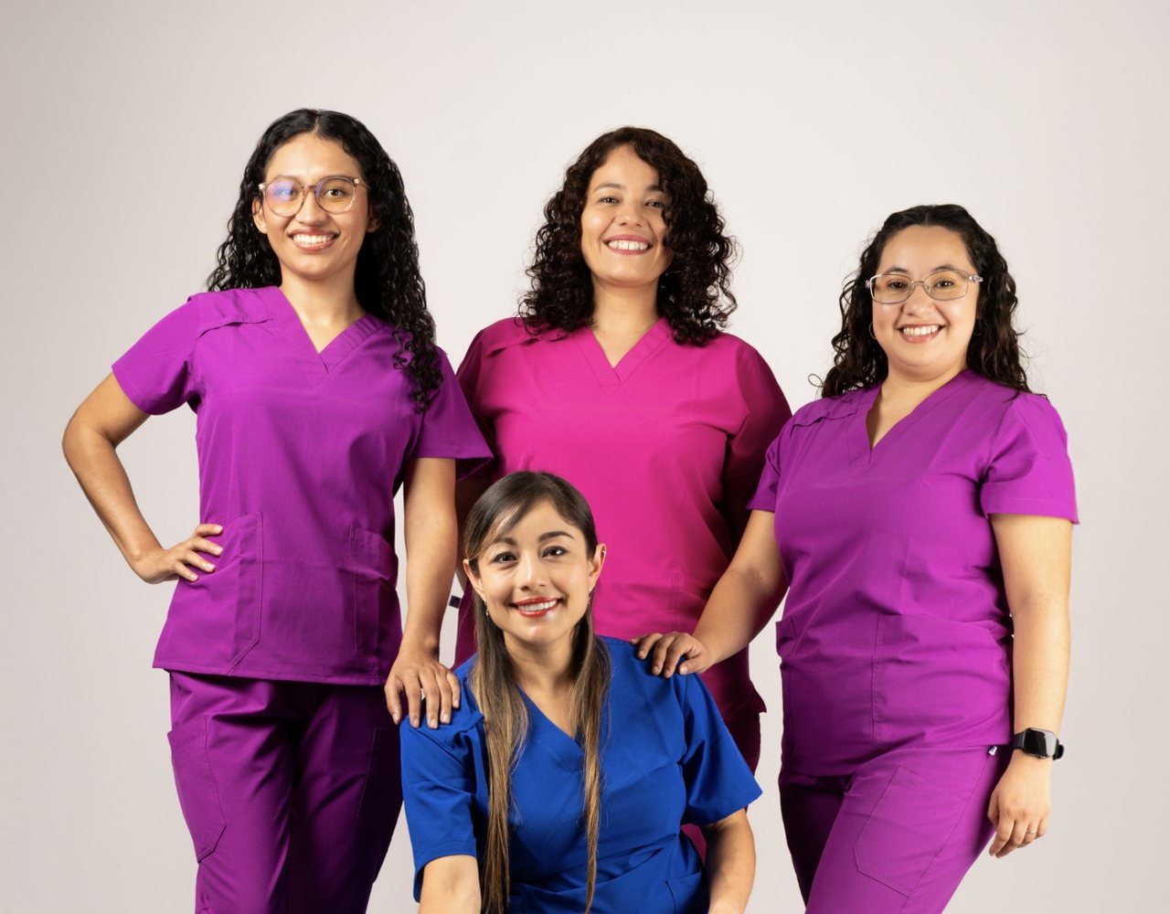 Equipo de fisioterapeutas con uniformes de colores y su perro en el estudio